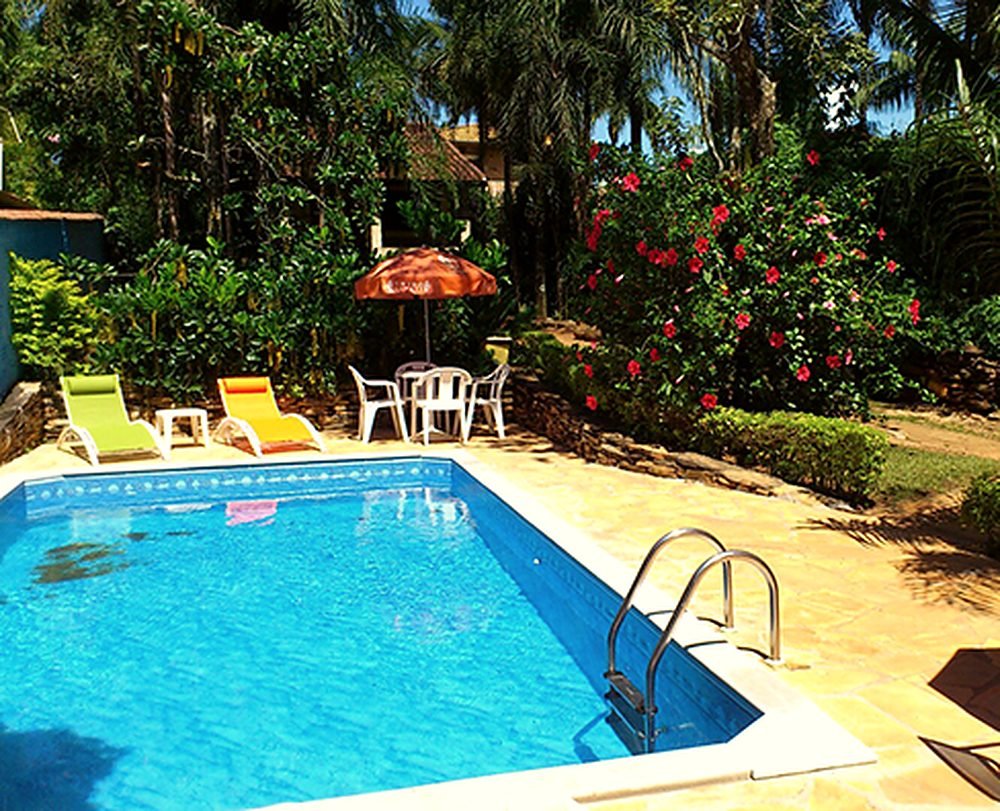 Piscina em meio ao jardim florido