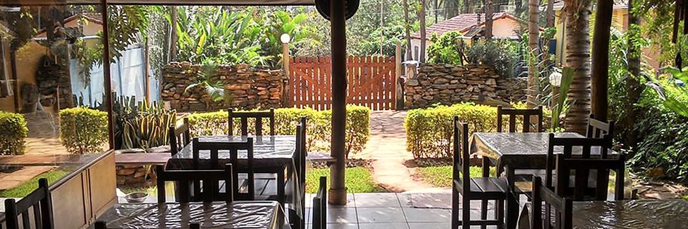 Salão do café aberto para o jardim